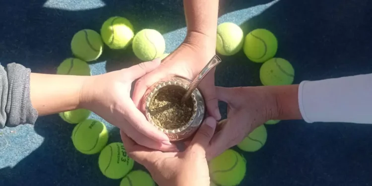 Encuentros sociales: pádel y amistad